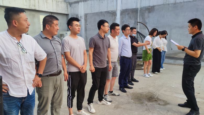 博菲克飛越團(tuán)隊進(jìn)行風(fēng)采展示演練.jpg