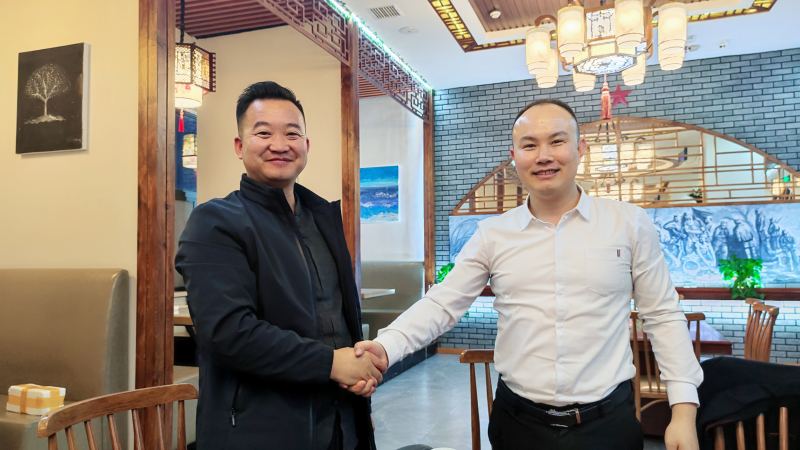 20221219/639fbb28e7e65.jpg 博菲克家具總經(jīng)理與延安天祖大酒店萬(wàn)總合影.jpg